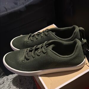 George Green Sneakers with Classic Low-Top Design